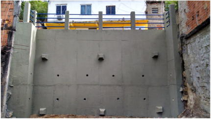 An anchored
curtain in a geotechnical hazard area